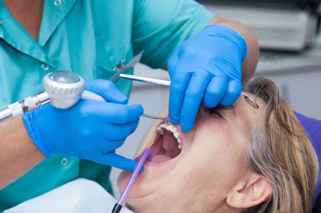 dentista tratando gengivite de paciente dentista tratando gengivite de paciente