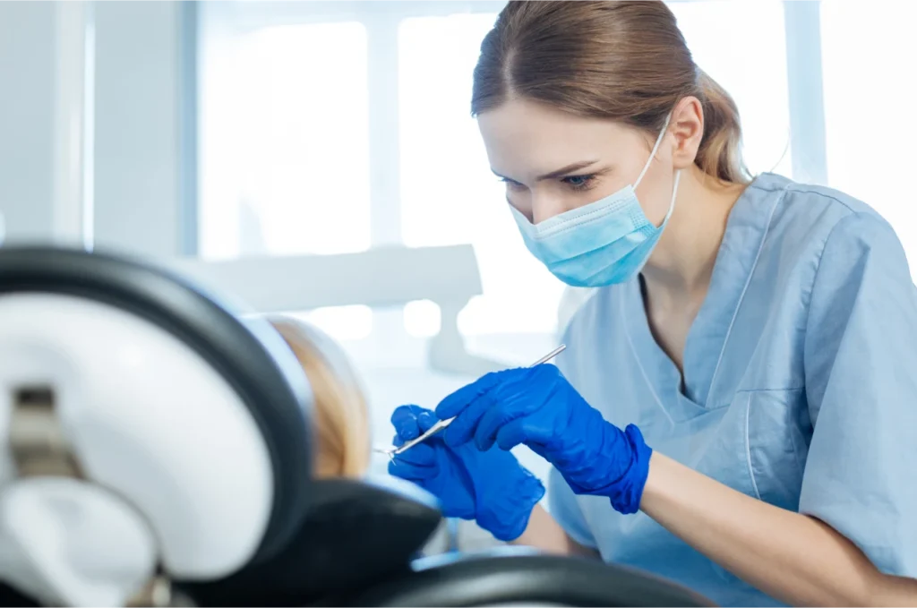 dentista atendendo paciente dentista atendendo paciente
