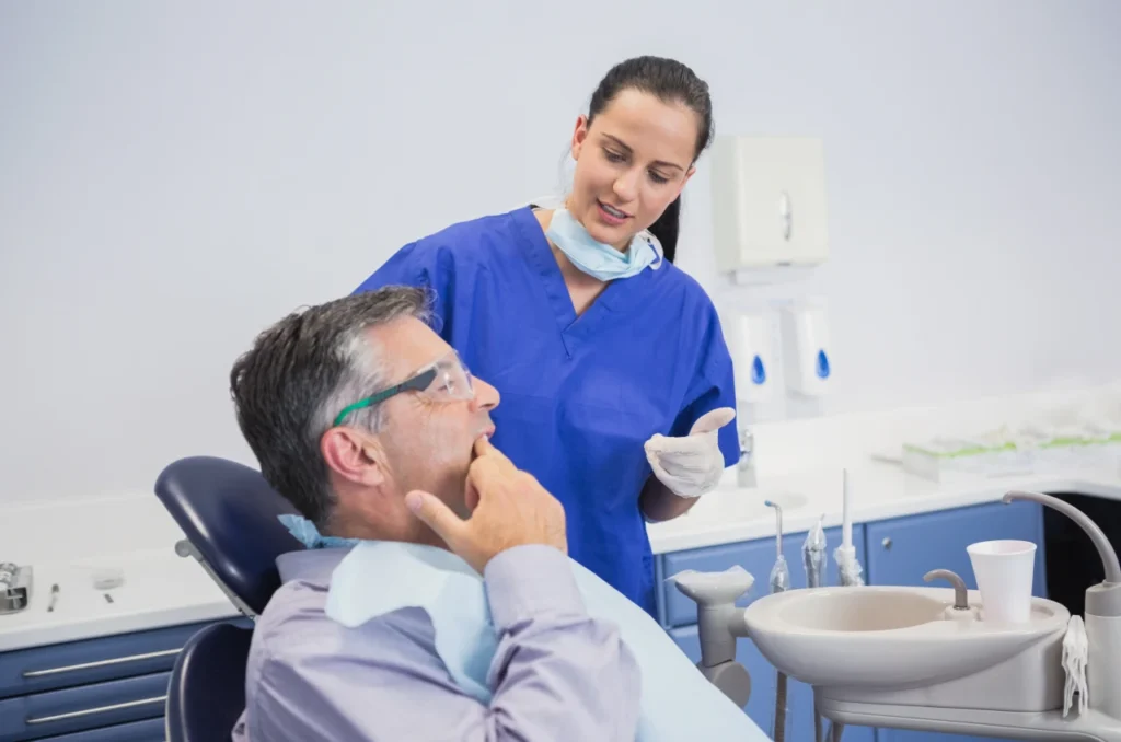 dentista avaliando implante dentario no paciente dentista avaliando implante dentario no paciente