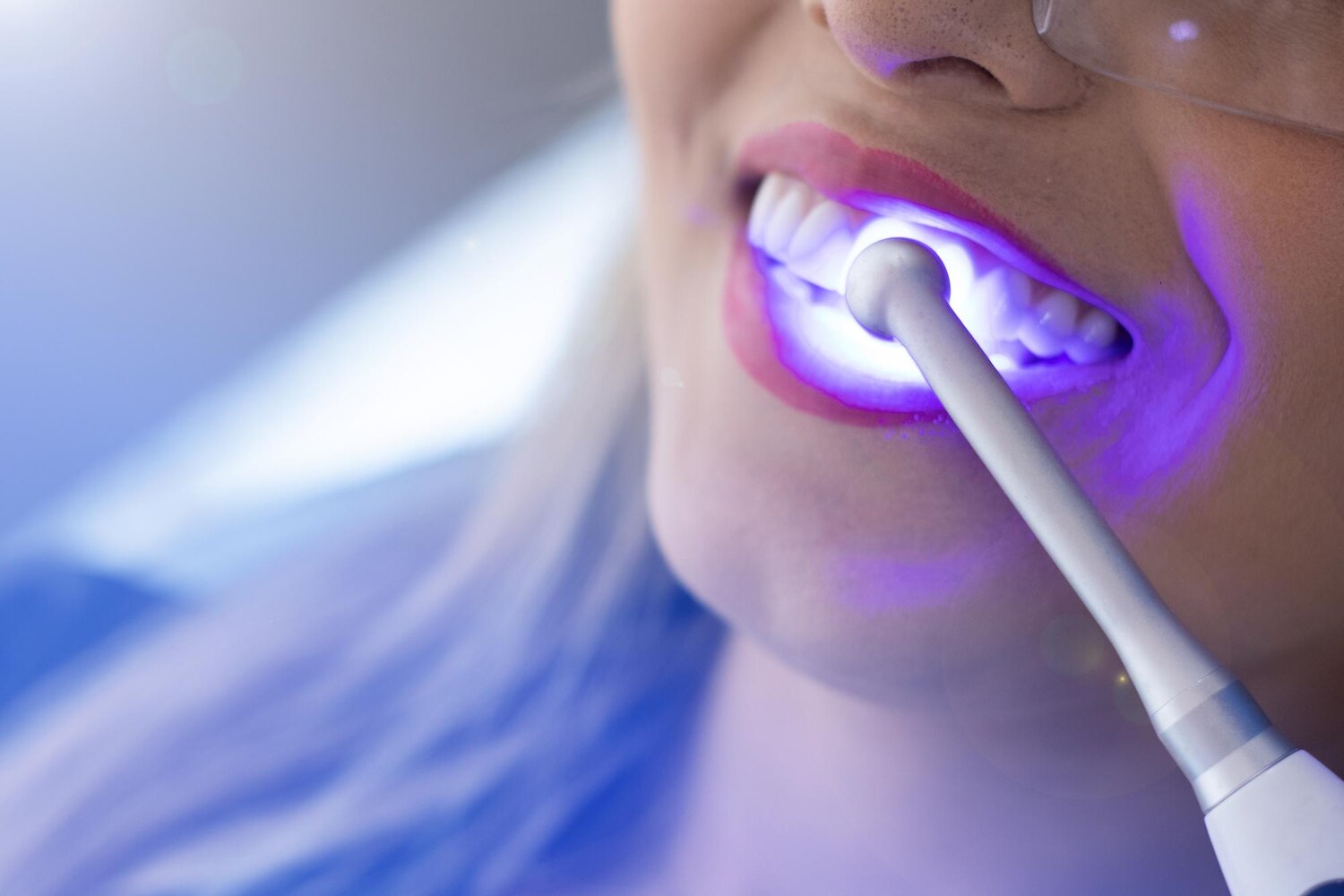 woman cleaning her teeth 188161 557 woman cleaning her teeth 188161 557