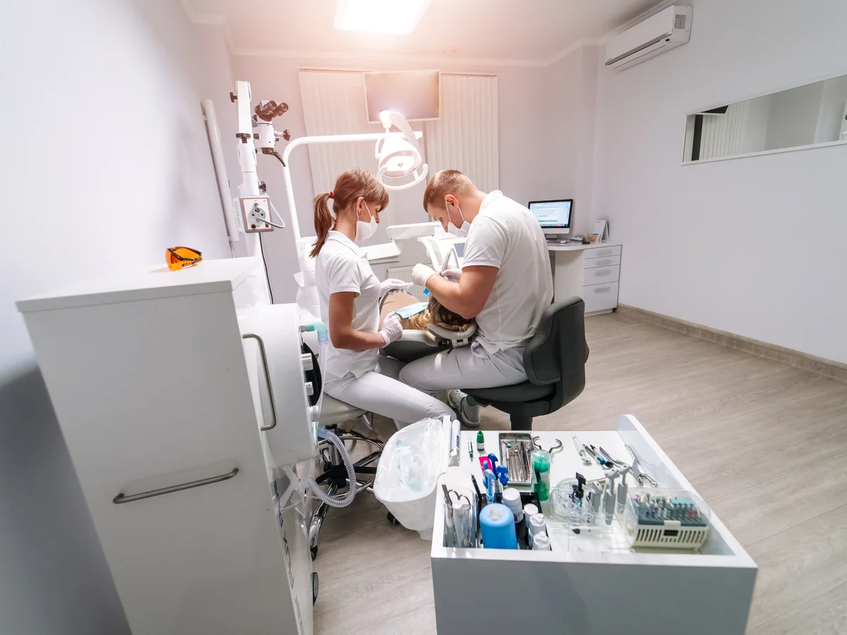 sintomas de infecção no implante dentario
